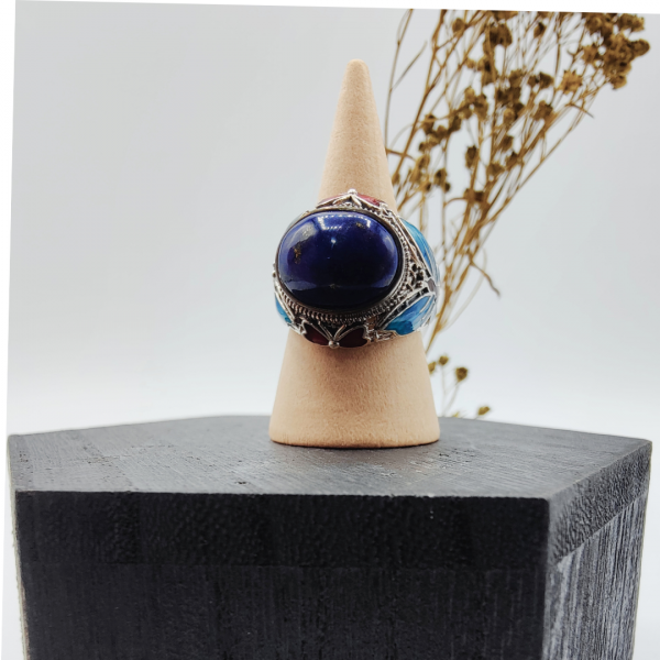 Anillo de plata con dibujos de mariposas esmaltadas y una piedra en el centro de lapislazuli