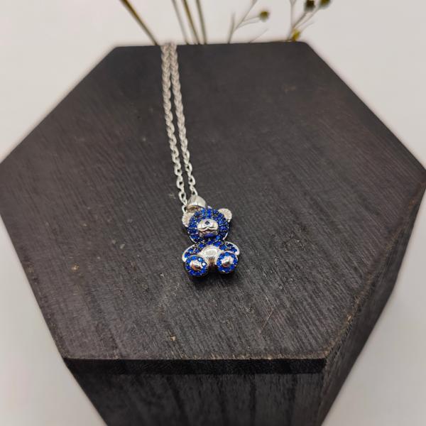 Collar de plata con colgante de oso lleno de circonitas azules