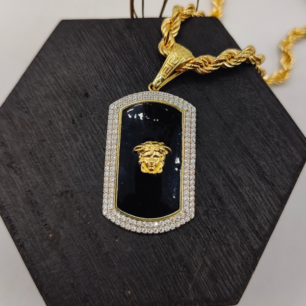 Colgante rectangular versace con esmaltado negro y corconitas placa 4 cm de largo 2,5 de ancho