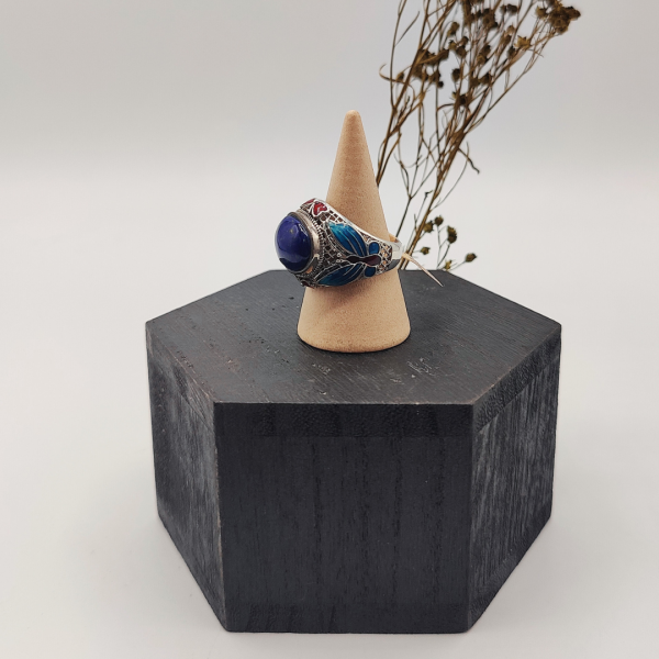 Anillo de plata con dibujos de mariposas esmaltadas y una piedra en el centro de lapislazuli