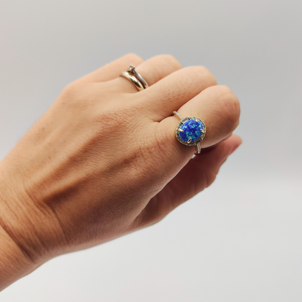 Anillo ópalo ovalado chapado en oro