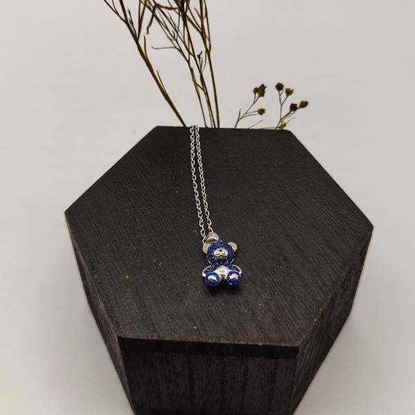 Collar de plata con colgante de oso lleno de circonitas azules