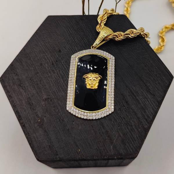 Colgante rectangular versace con esmaltado negro y corconitas placa 4 cm de largo 2,5 de ancho