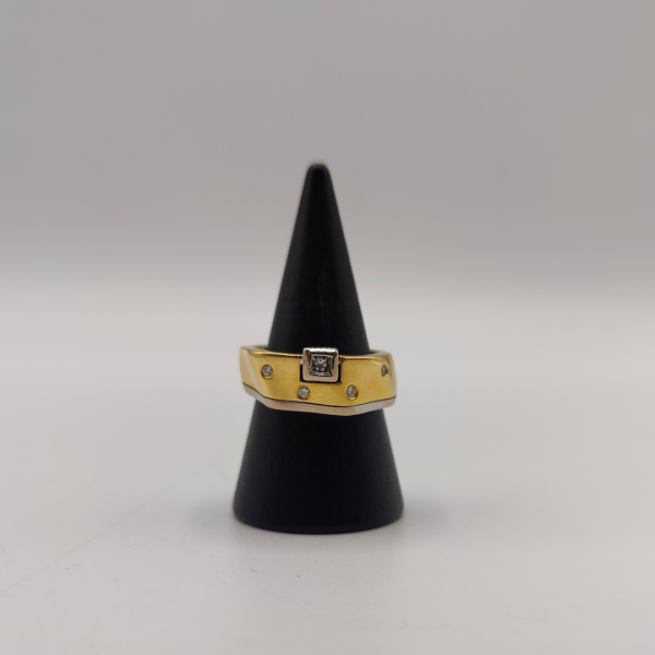 Anillo mezcla de oros con diamantes