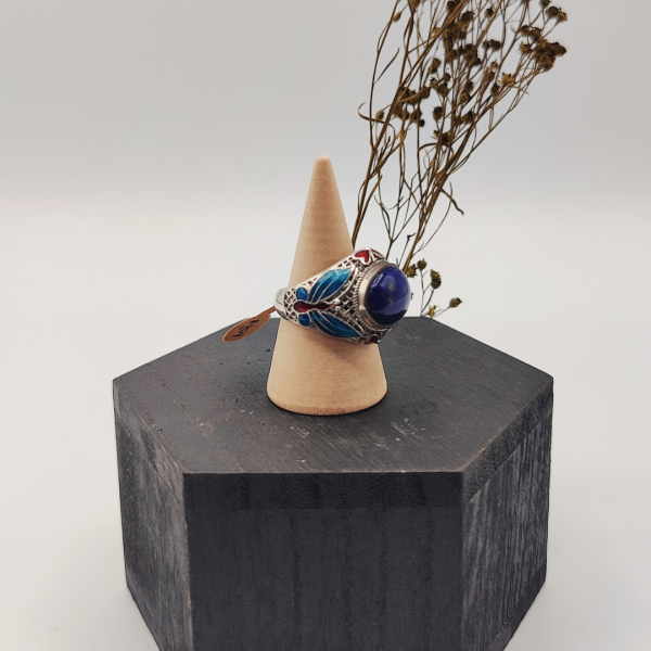 Anillo de plata con dibujos de mariposas esmaltadas y una piedra en el centro de lapislazuli