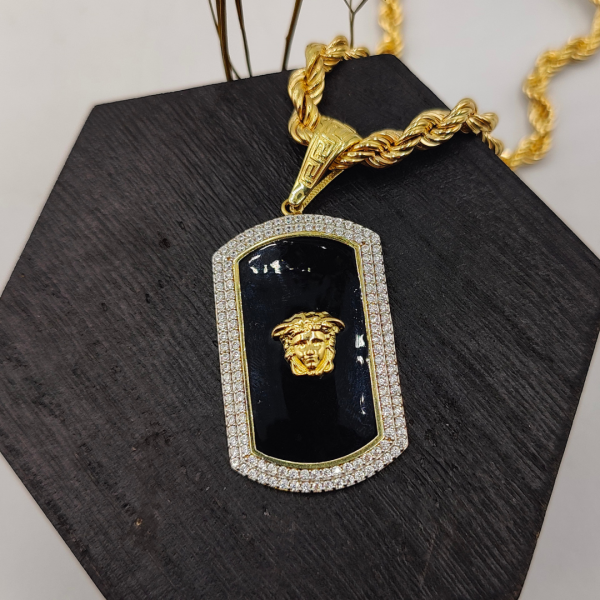 Colgante rectangular versace con esmaltado negro y corconitas placa 4 cm de largo 2,5 de ancho