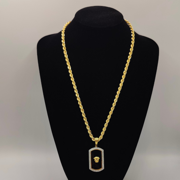 Colgante rectangular versace con esmaltado negro y corconitas placa 4 cm de largo 2,5 de ancho