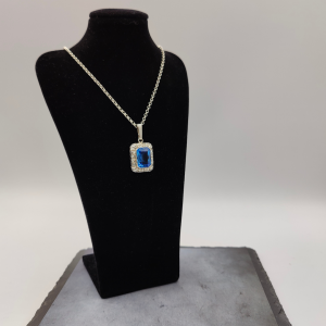 Colgante vintage con piedra topacio azul