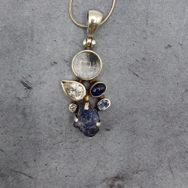 Colgante con piedras preciosas, zafiro, agua marina, curazo de cristal, lapislazuli natural