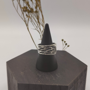 Anillo de plata con textura calada