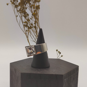 Anillo de plata con lengueta y una circonita grande