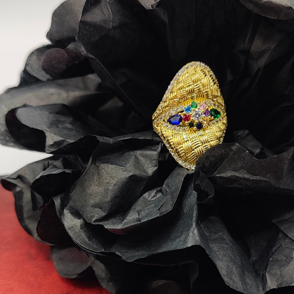 Anillo oro 18 k con circonitas de colores simulando una flor en el centro