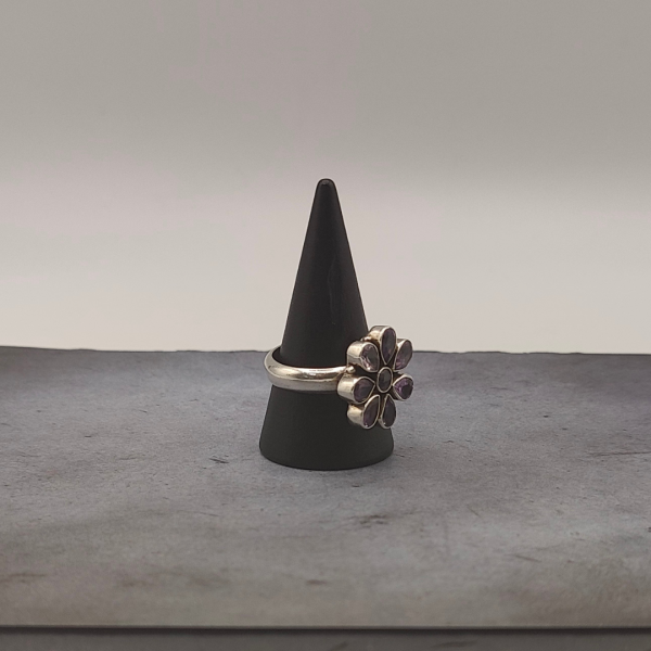 Anillo flor con todos los pétalos de amatistas