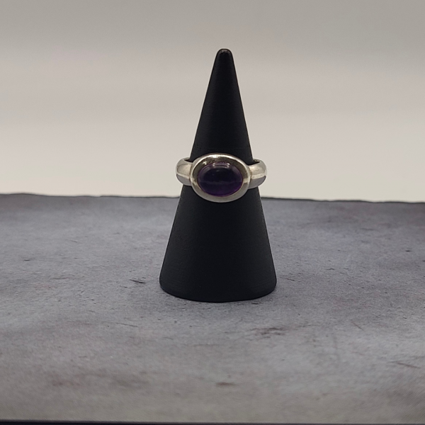 Anillo de plata con circonita lila