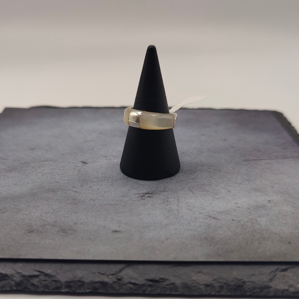 Anillo con pierda selenita