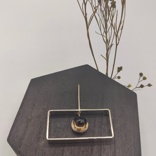 Colgante rectangular con una circonita redonda