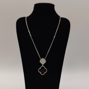 Collar con dos flores van cleef una rellena de corconitas y otra con esmalte negro