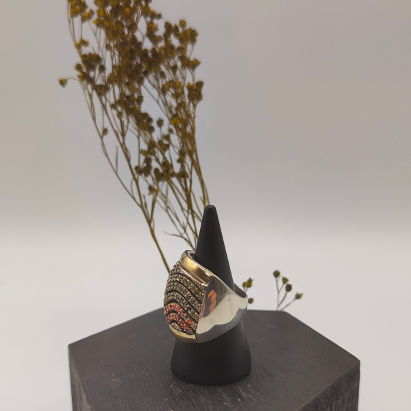 Anillo de plata con senefa de circinitas de colores tiene pendientes a conjunto