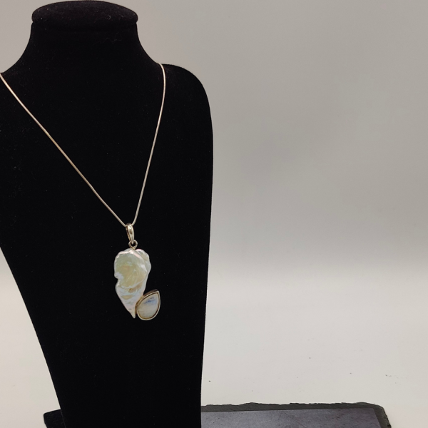 Colgante con perla natural y piedra luna