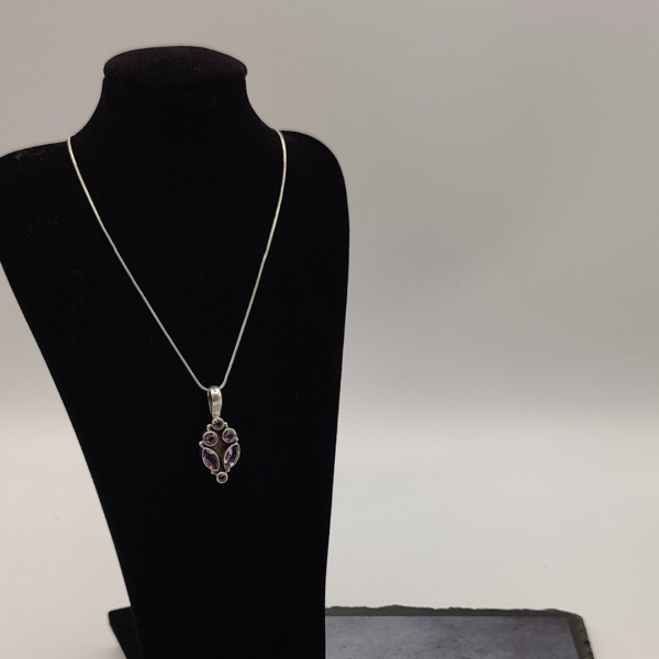 Colgante vintage con piedras amatistas