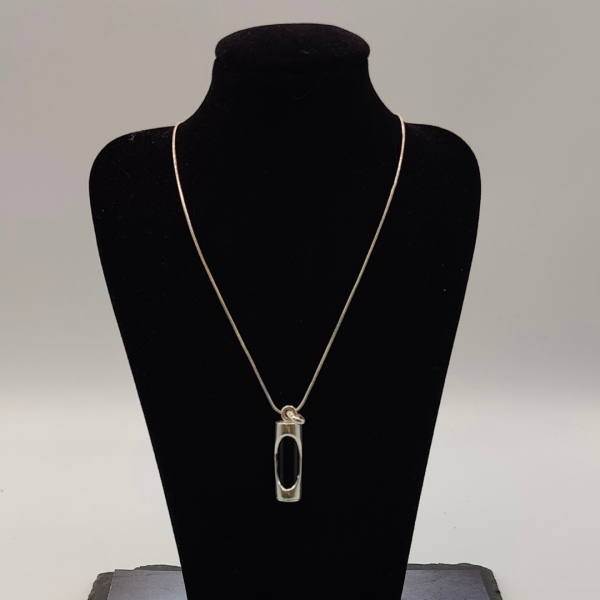 Colgante de plara maorí tiki. colgante tahitiano con pieda ónix