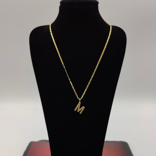 Colgante Letra "M" Relleno de Circonitas en Oro de 18k