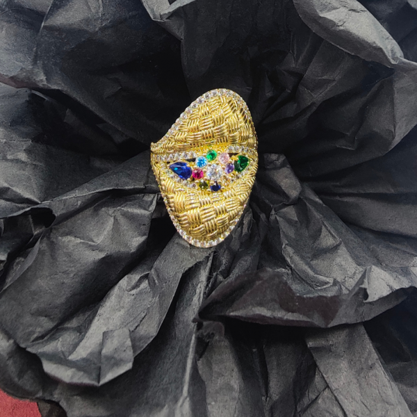 Anillo oro 18 k con circonitas de colores simulando una flor en el centro