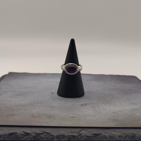 Anillo de plata con circonita lila