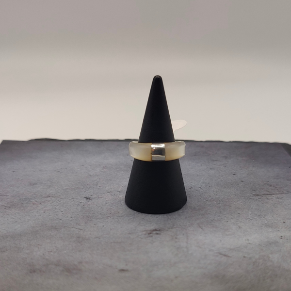 Anillo con pierda selenita
