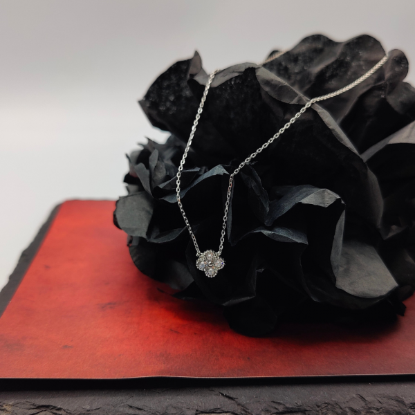 Collar Flor Van Cleef rellena de circonitas