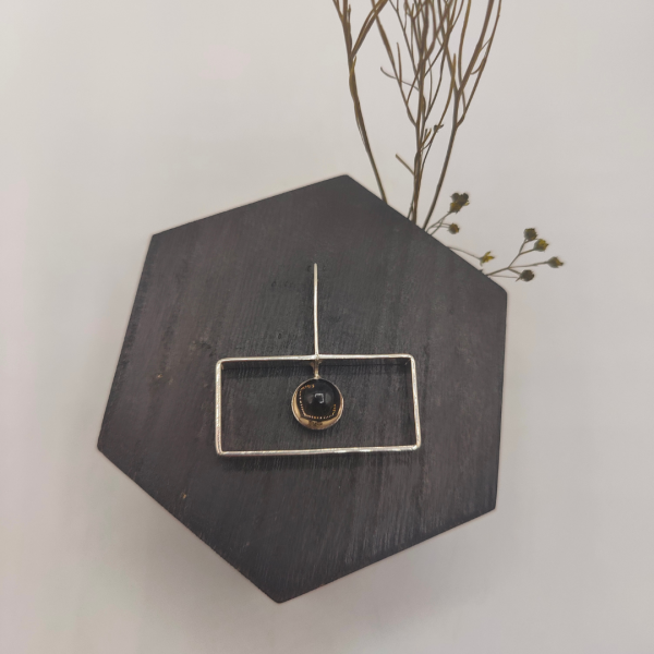 Colgante rectangular con una circonita redonda