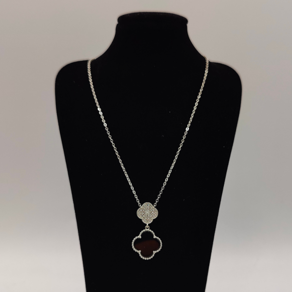 Collar con dos flores van cleef una rellena de corconitas y otra con esmalte negro