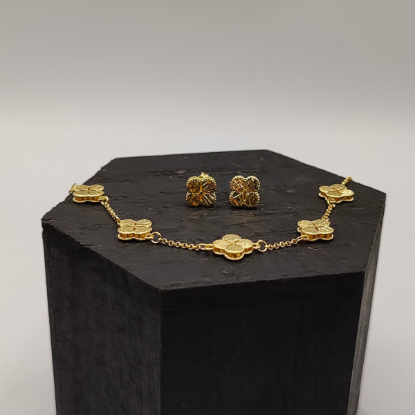 " Pendientes Van Cleef en Plata Dorada con Nácar y Piedra Ónix"