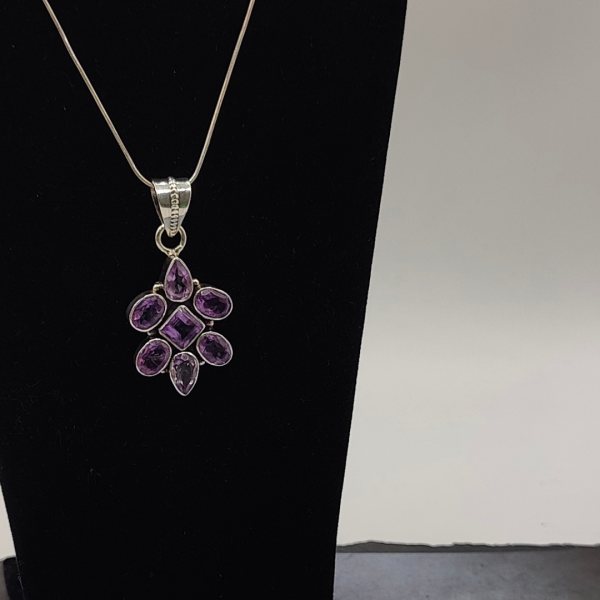 Colgane de plata en foorma de flor con amatistas
