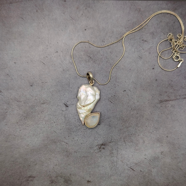 Colgante con perla natural y piedra luna