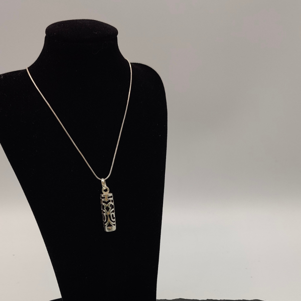 Colgante de plara maorí tiki. colgante tahitiano con pieda ónix