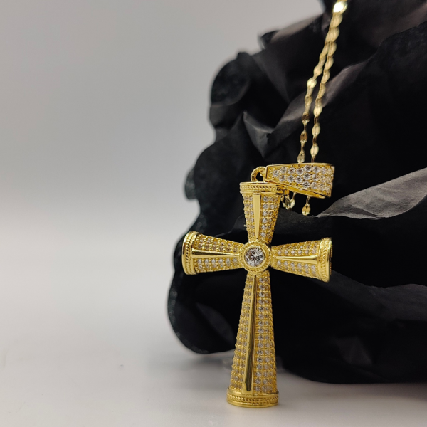 Colgante Cruz Relleno de Circonitas con una Grande en el Centro en Oro de 18k