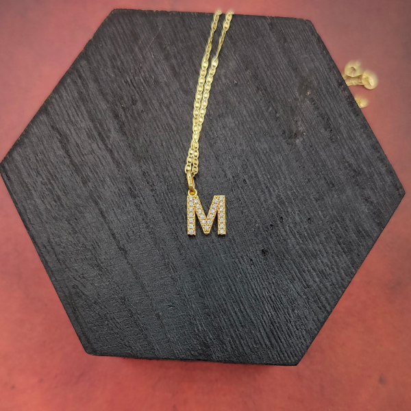 Colgante Letra "M" Relleno de Circonitas en Oro de 18k