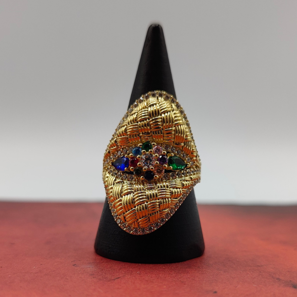 Anillo oro 18 k con circonitas de colores simulando una flor en el centro