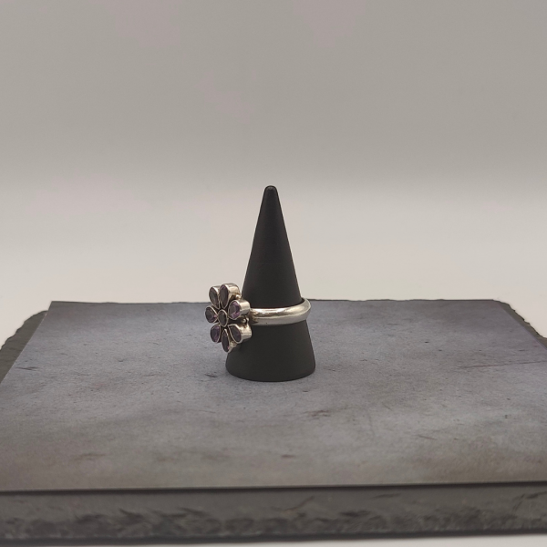 Anillo flor con todos los pétalos de amatistas
