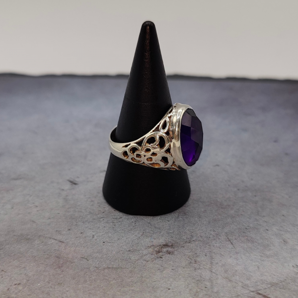 Anillo vintage con circonita lila
