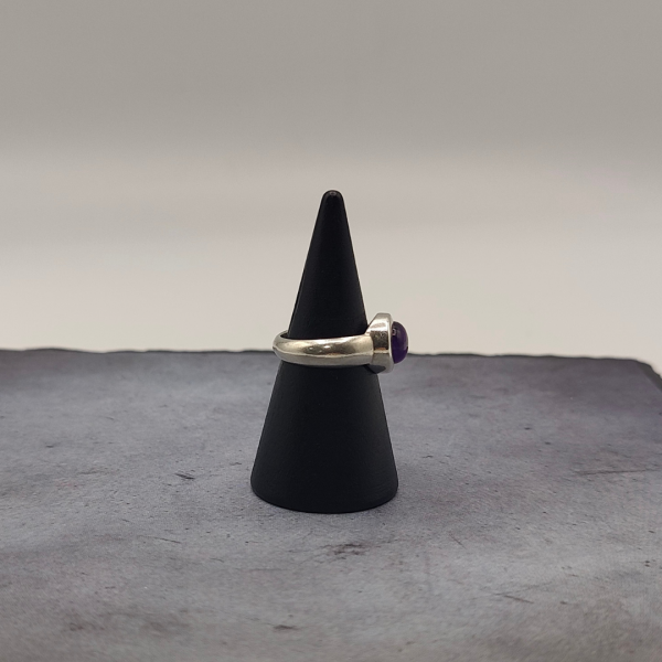 Anillo de plata con circonita lila