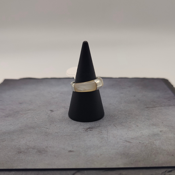 Anillo con pierda selenita