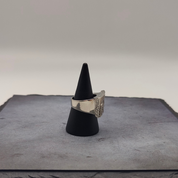 Anillo sello con cenefa de circonitas