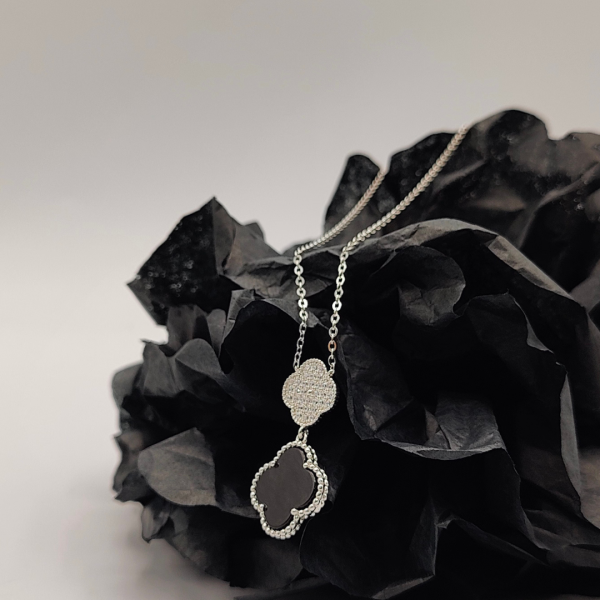 Collar con dos flores van cleef una rellena de corconitas y otra con esmalte negro