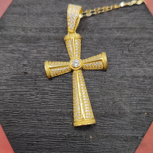 Colgante Cruz Relleno de Circonitas con una Grande en el Centro en Oro de 18k