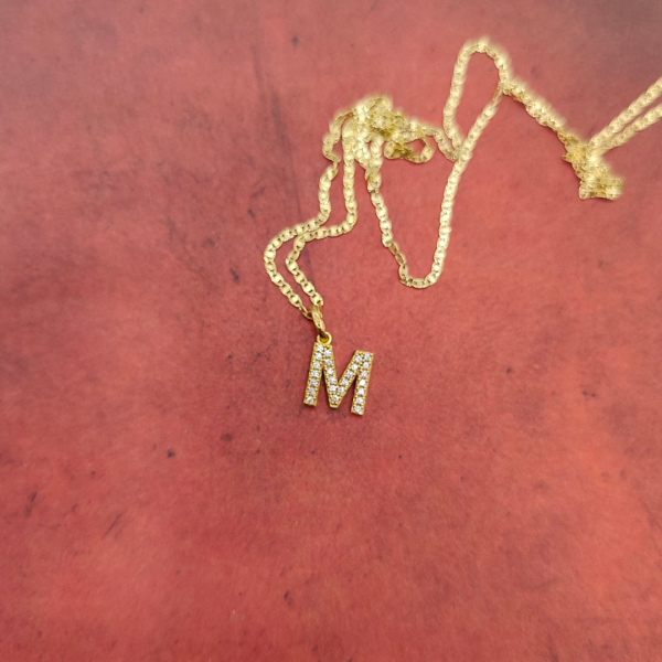 Colgante Letra "M" Relleno de Circonitas en Oro de 18k
