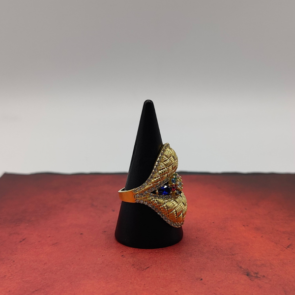 Anillo oro 18 k con circonitas de colores simulando una flor en el centro