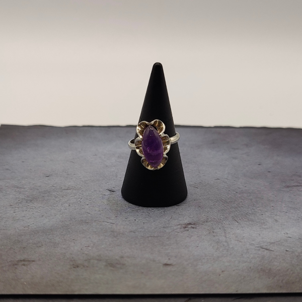 Anillo flor con piedra amatista en medio