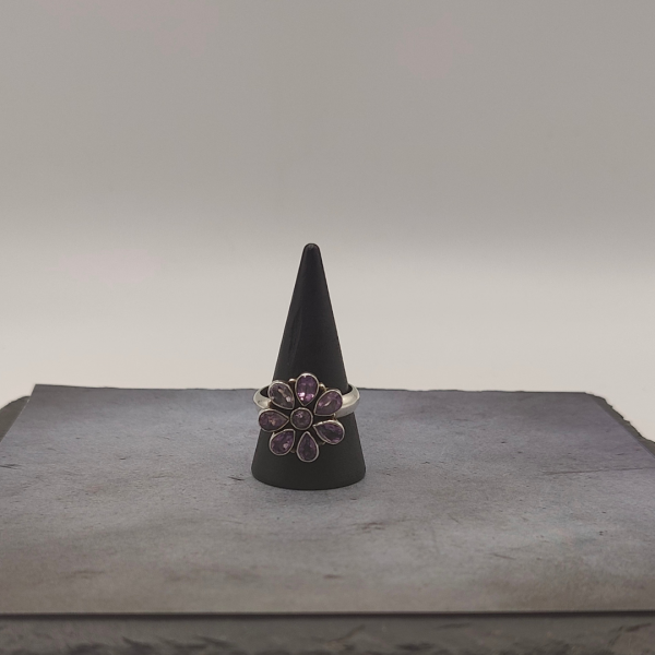 Anillo flor con todos los pétalos de amatistas